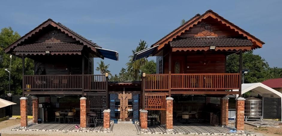 Traditional timber Bayu Bernas beach villas